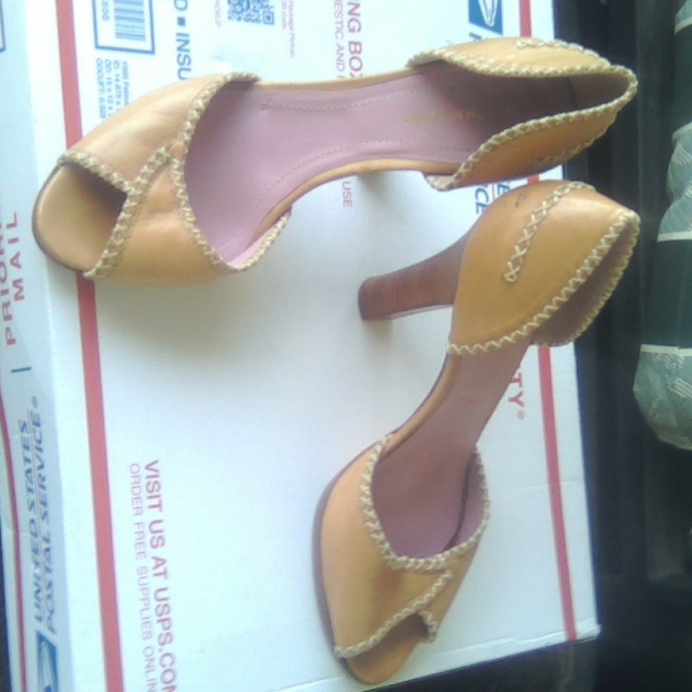 BCBGMAXAZRIA Leather high heels in excellent condition.Size 7.5 B.MSRP $ 259 - Picture 9 of 9